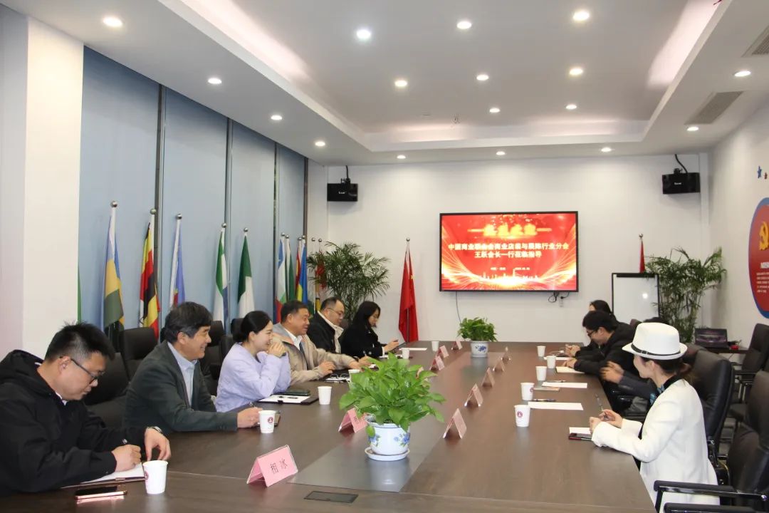 中國商聯(lián)商業(yè)店裝與展陳行業(yè)分會會長王躍一行到訪浙江工商大學(xué)創(chuàng)業(yè)園參觀交流、共促發(fā)展